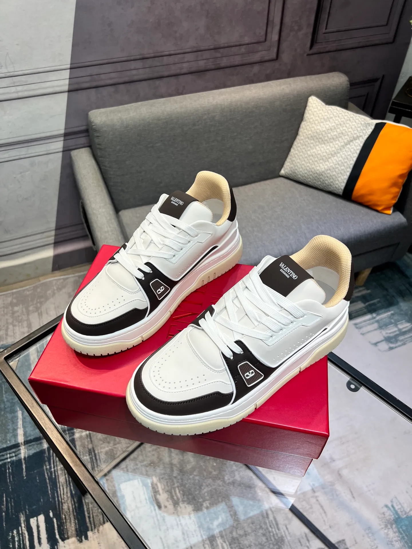 Men's Men's Shoes 💰660 Valentino 2023 early autumn new star shoes are now online! Wang Hedi and Ren Jialun have been worn by many celebrities. Who can refuse the same couple shoes as Wang Hedi! The design of Stars Stab My Heart is cool and spicy. The material of the shoes is cowhide, and every color is beautiful! Size 35-40, men’s size 39-44 (women’s 41, men’s 38, 45🉑️customized)